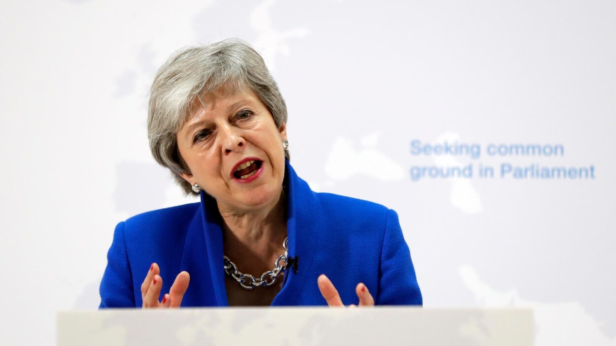 Mme May s'exprime devant une carte de l'Europe.