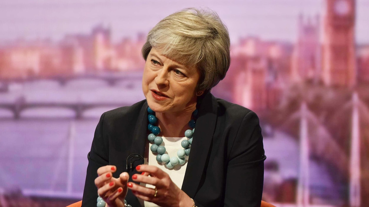 Theresa May sur un plateau de télévision.