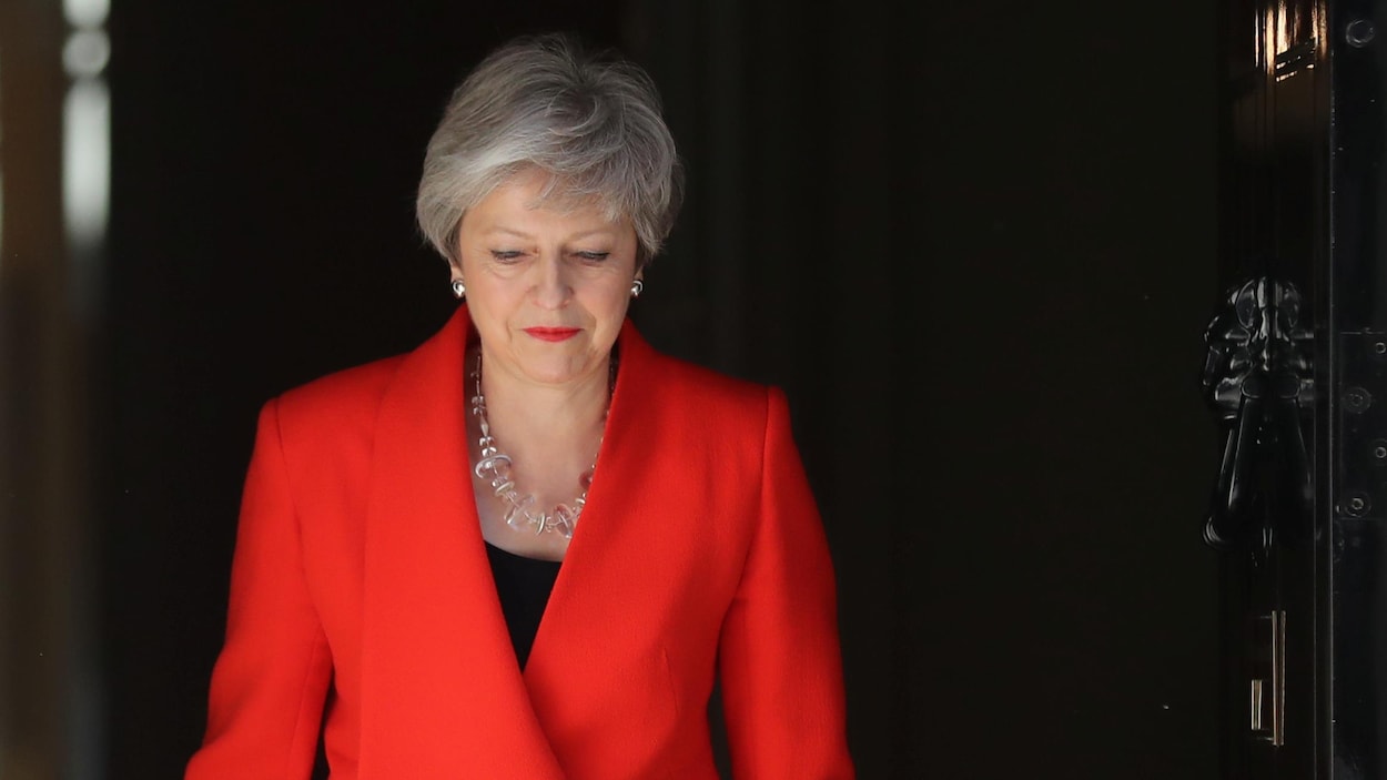La première ministre du Royaume-Uni Theresa May franchit la porte de sa résidence officielle à Londres.
