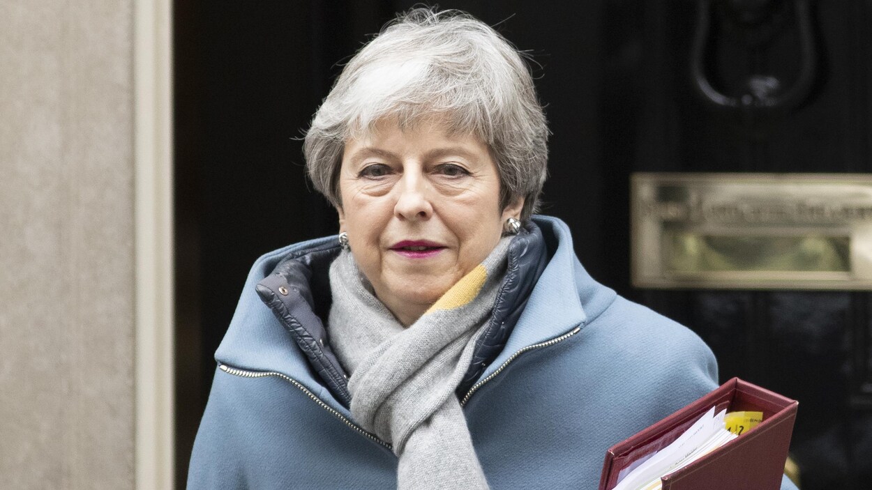 Theresa May sort de sa résidence de fonction, à Londres.