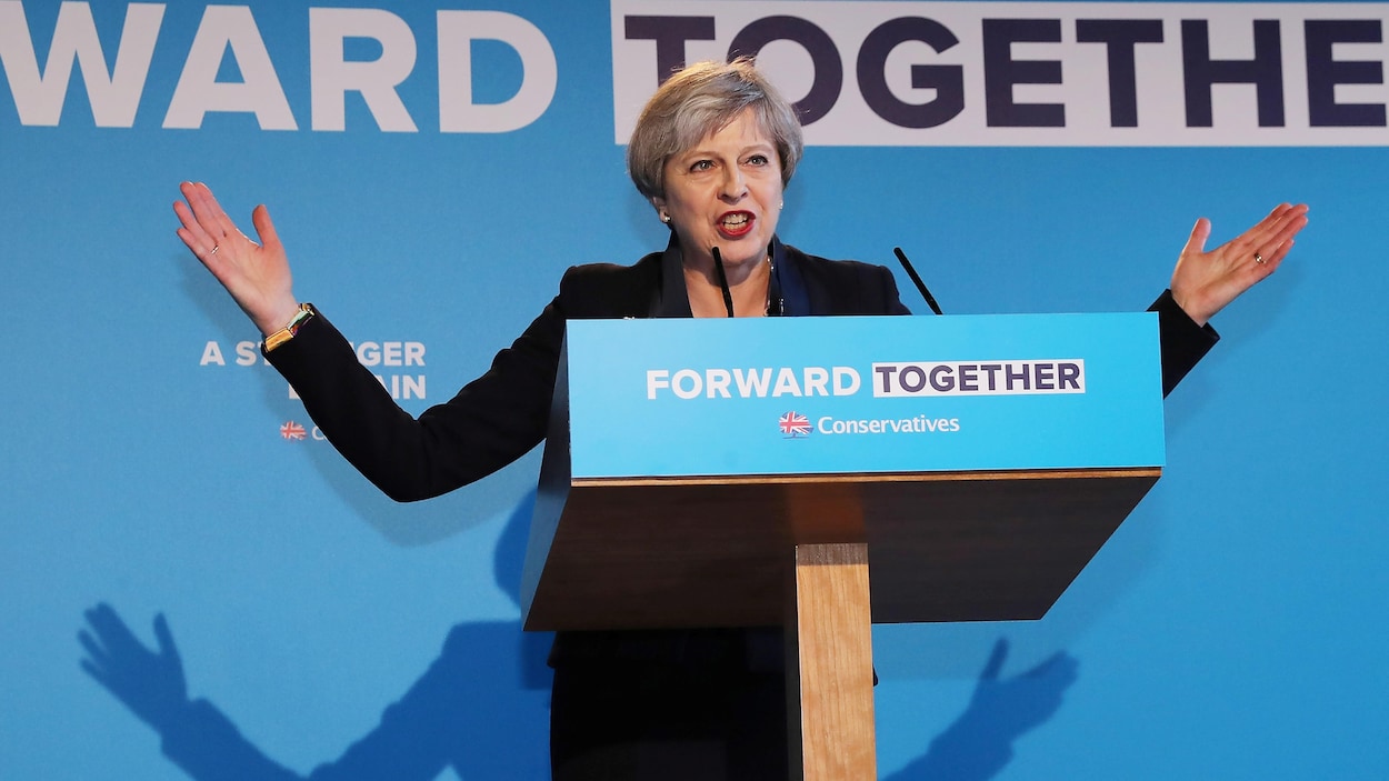 La première ministre britannique Theresa May présente son programme électoral «Forward Together». Elle s'adresse à la foule les bras grands ouverts. La première ministre britannique Theresa May présente son programme électoral «Forward Together». Elle s'adresse à la foule les bras grands ouverts.