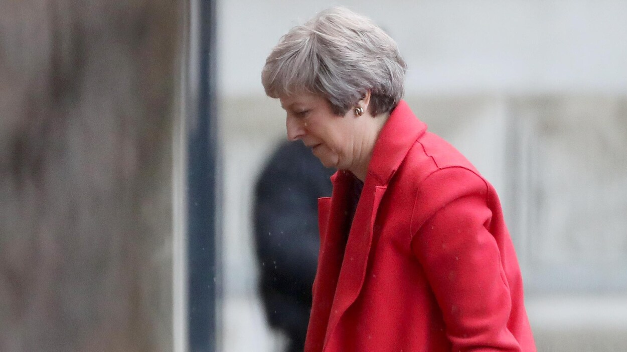 Theresa May retourne au 10 Downing street le 12 novembre 2018.