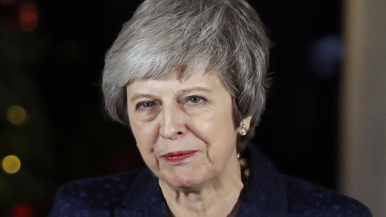 La première ministre britannique Theresa May soulagée par l'issue du vote de défiance au sein de son parti.