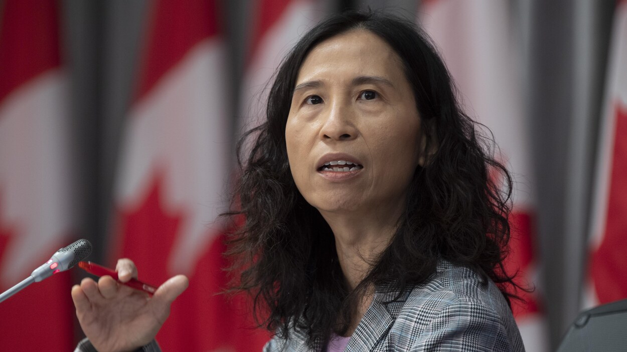 La Dre Theresa Tam assise durant une conférence de presse.