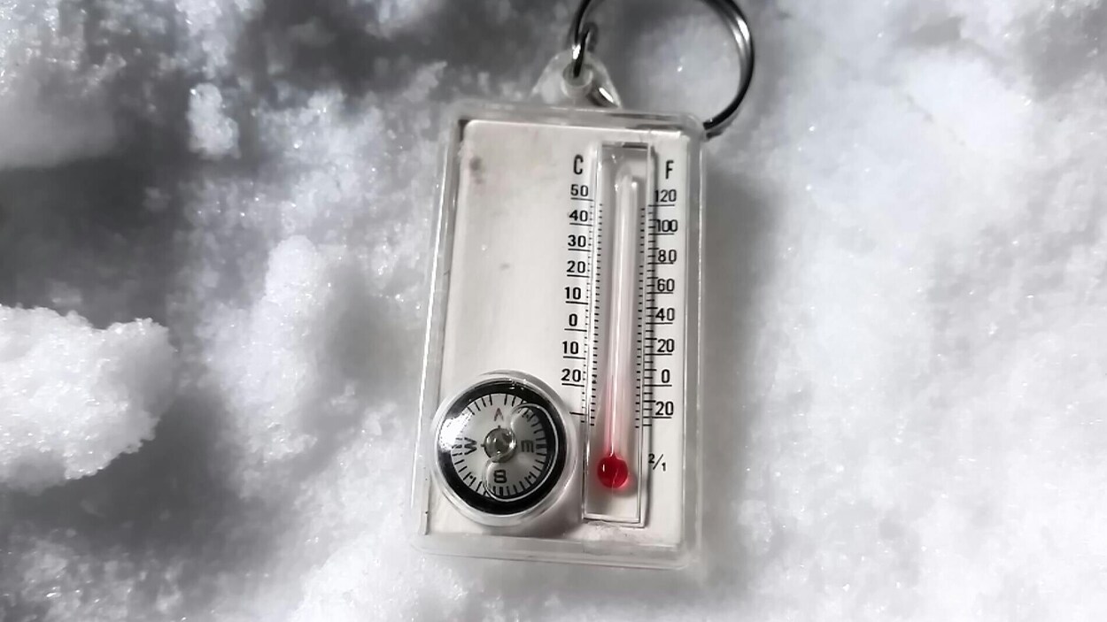 Un thermomètre dans la neige.