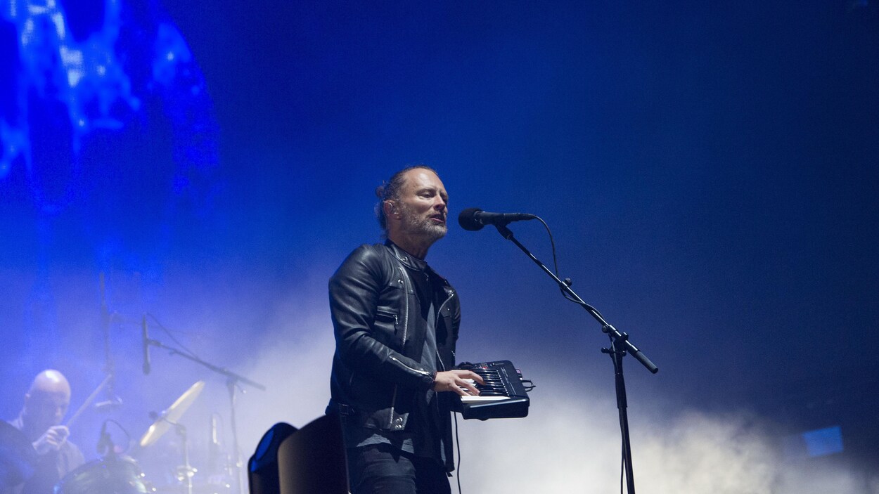 Le chanteur de Radiohead, Thom Yorke, chante au festival Coachella. Le chanteur de Radiohead, Thom Yorke, chante au festival Coachella.