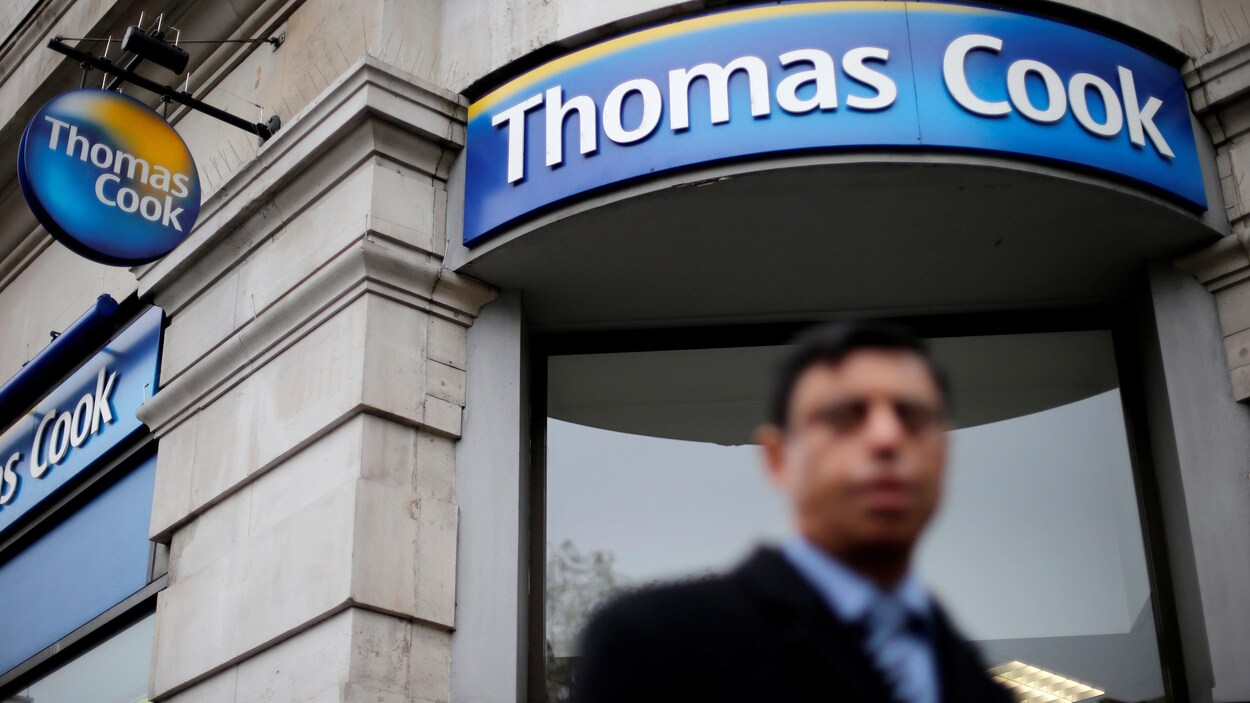 Un piéton passe devant l'un des bureaux de Thomas Cook à Londres.