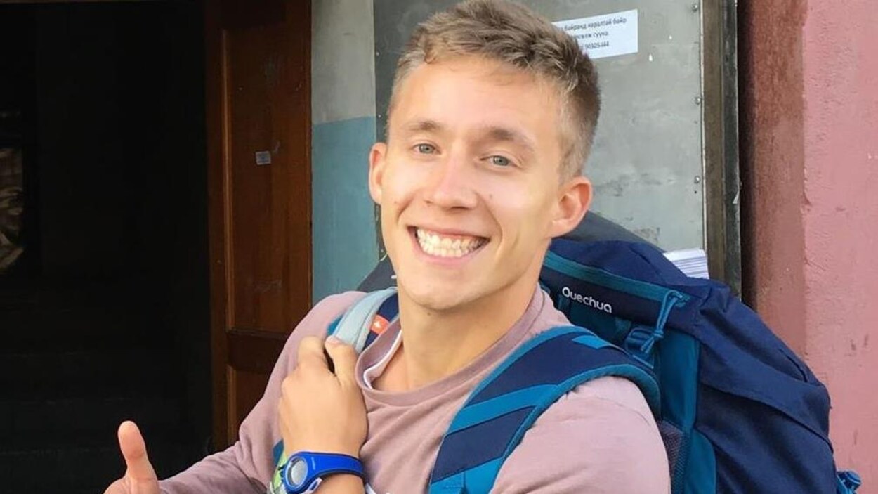 Un homme avec un sac à dos.