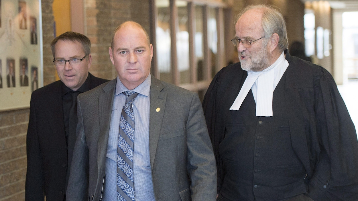 Thomas Harding en compagnie de son avocat, Me Tom, Walsh à leur arrivée au palais de justice de Sherbrooke.