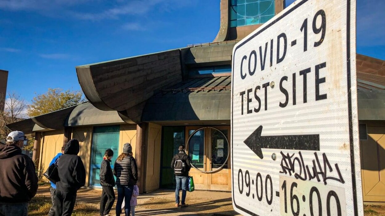 Des gens font la file devant le centre de dépistage de la COVID-19 situé au Thunderbird House, à Winnipeg.