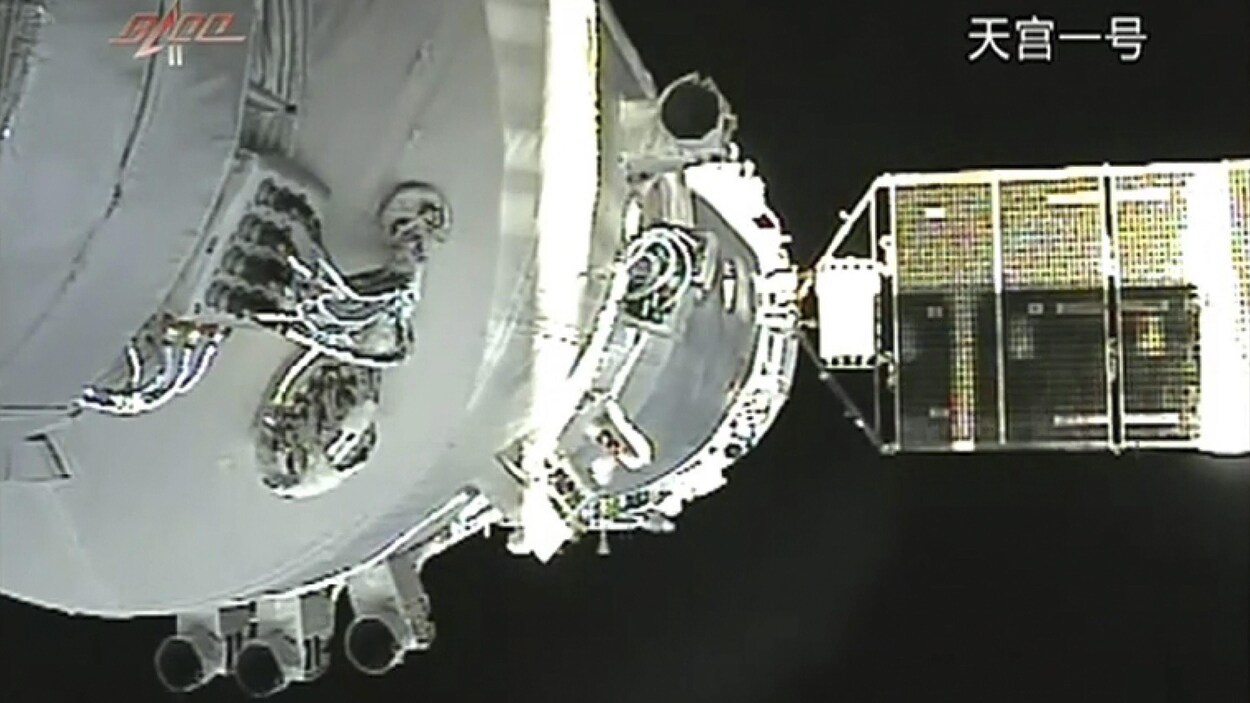 La navette Shenzhou-8 s'attache à la station spatiale Tiangong 1.