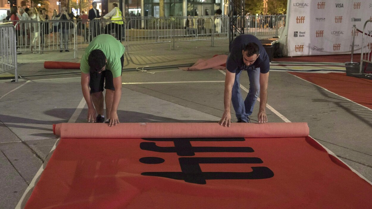 Difficile de voir les vedettes sur le tapis rouge au TIFF, se plaignent des adeptes