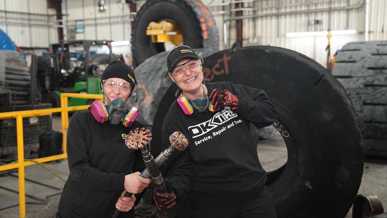 Des réparatrices de pneus géants