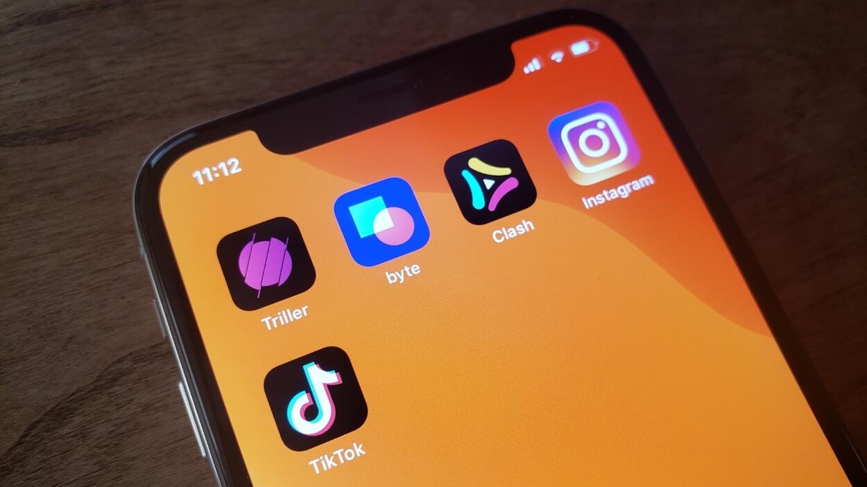 Un écran d'iPhone avec les logos des applications Triller, Byte, Clash, Instagram et TikTok.
