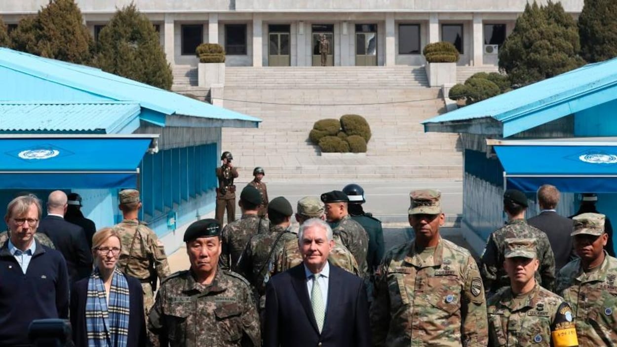 Rex Tillerson s'est rendu dans la zone démilitarisée qui sépare les deux Corées,où il s'est fait photographier en compagnie de militaires américains et sud-coréens. Derrière le groupe, on peut voir des soldats nord-coréens, dont l'un qui prend aussi une photo.