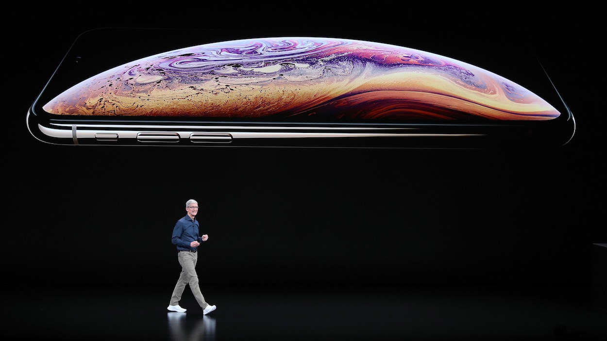 Le PDG d'Apple Tim Cook présente l'iPhone XS en 2018.