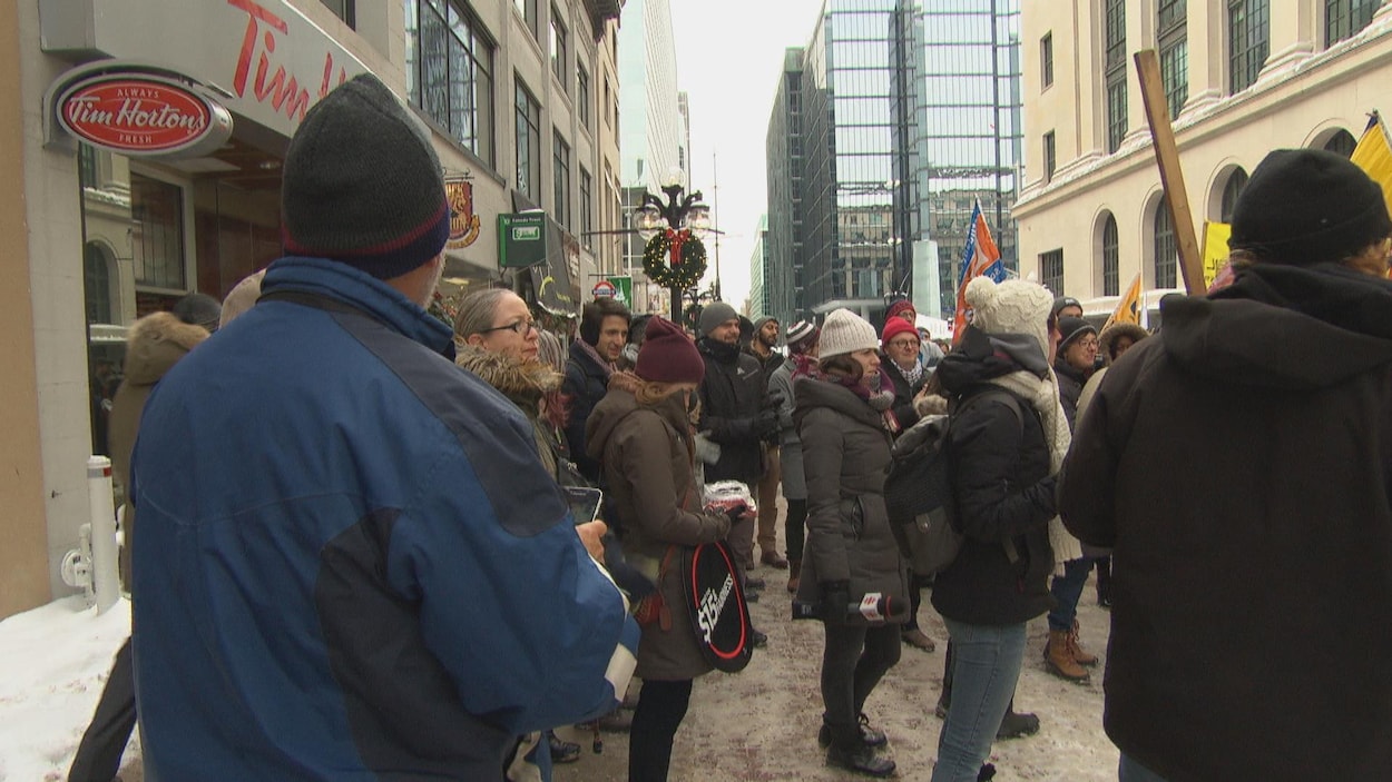Des manifestants devant un restaurant