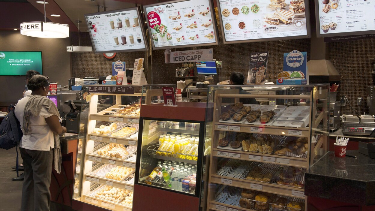 Une cliente passe sa commande dans un restaurant Tim Hortons.