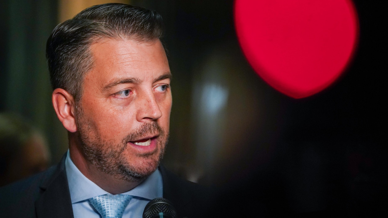 Gestion des incendies de 2025 : le NPD réclame le limogeage du ministre Tim McLeod