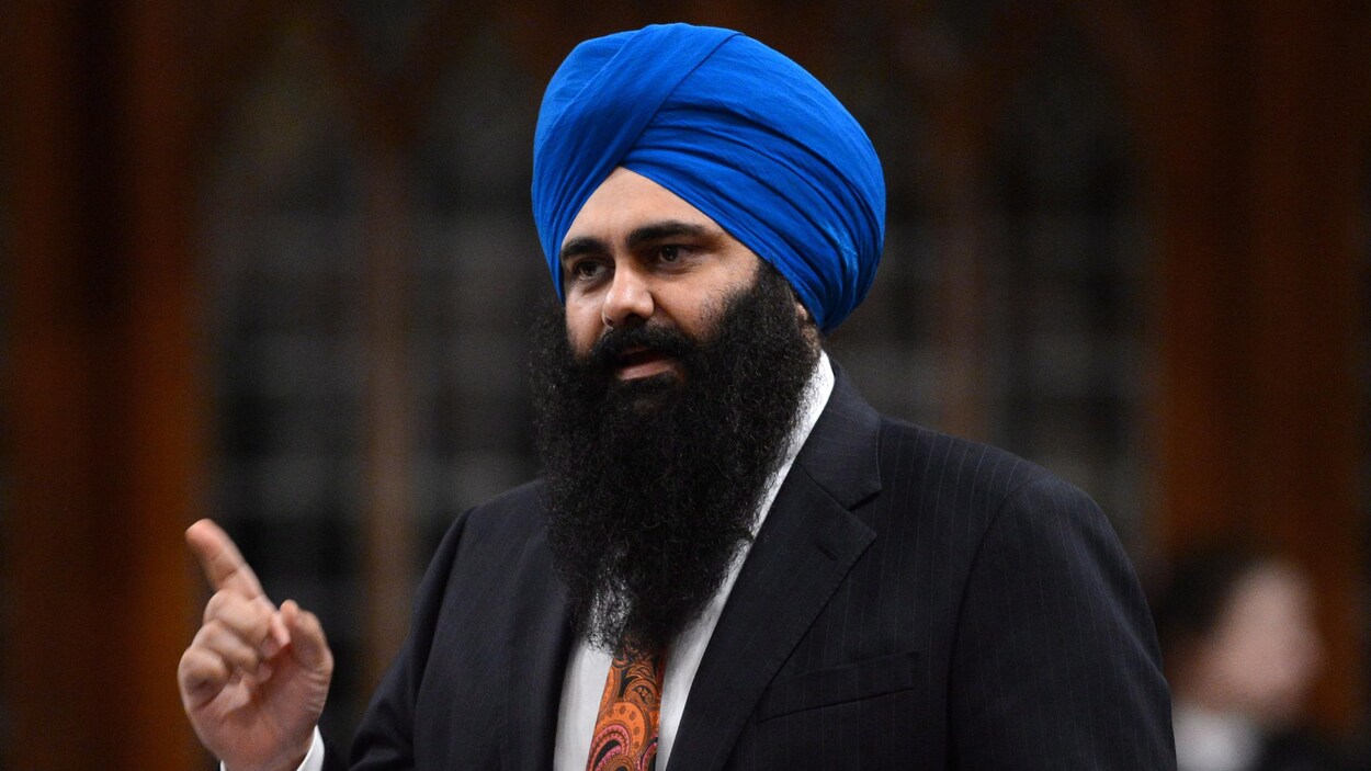 Tim Uppal répond à une question avec le doigt levé lors de la période des questions à la Chambre des communes le 18 avril 2013.
