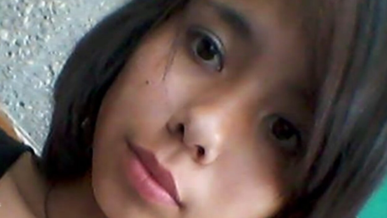 Le visage, en gros plan, d'une adolescente.