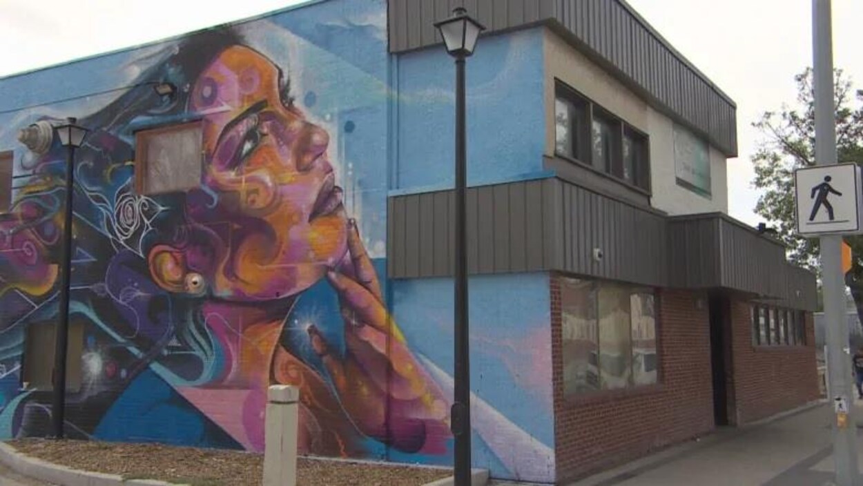Une fresque sur le mur extérieur du centre d'hébergement Tina's Safe Haven.