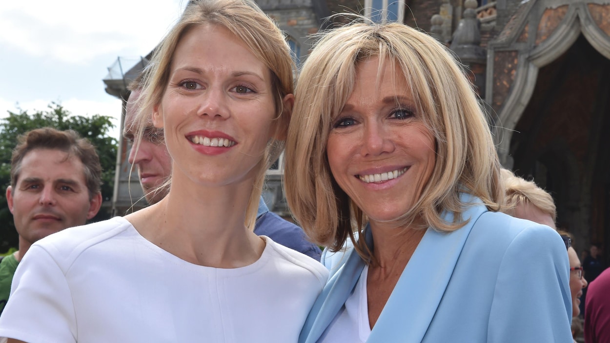 Les deux femmes sont souriantes.