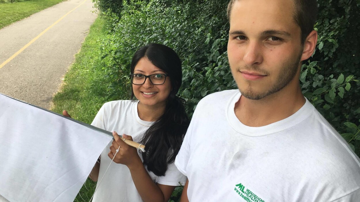 Mamta Patel et Barret Foster travaillent sur le terrain avec le bureau de santé de Middlesex-London. Ils inventorient régulièrement les tiques dans les parcs de la ville et le long des sentiers. Mamta Patel et Barret Foster travaillent sur le terrain avec le bureau de santé de Middlesex-London. Ils inventorient régulièrement les tiques dans les parcs de la ville et le long des sentiers.