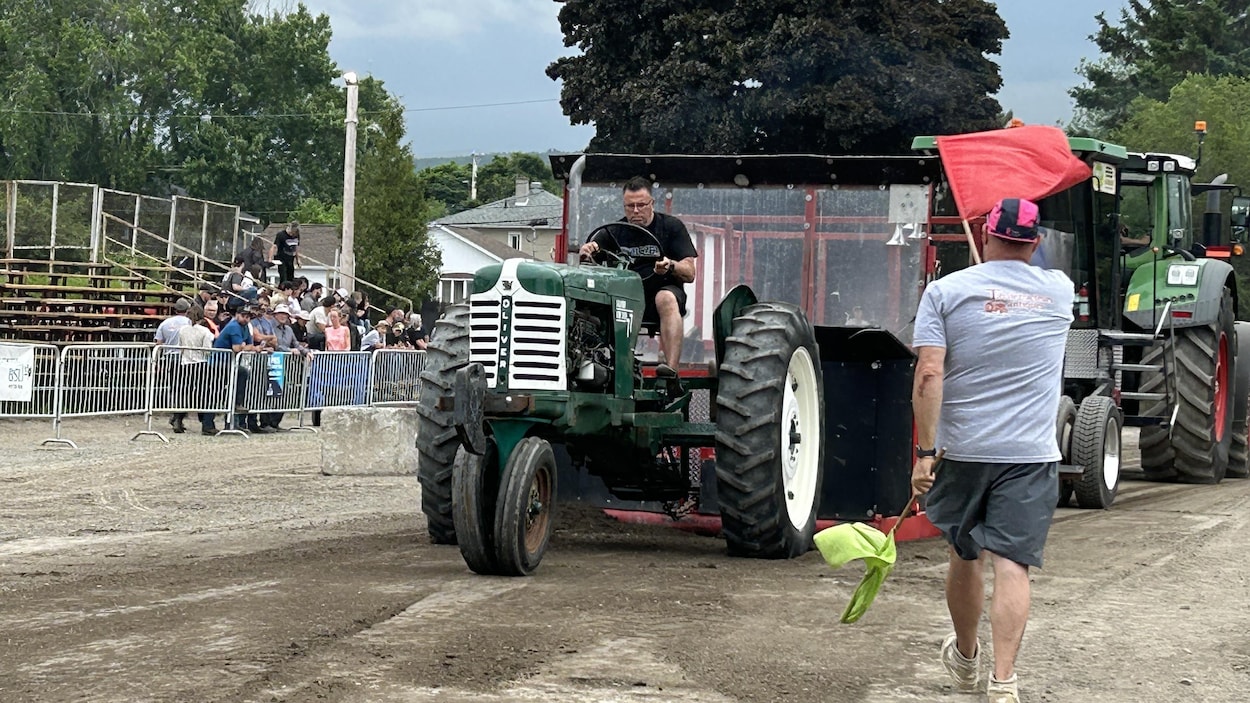Un concours de tire de tracteurs antiques à Rimouski