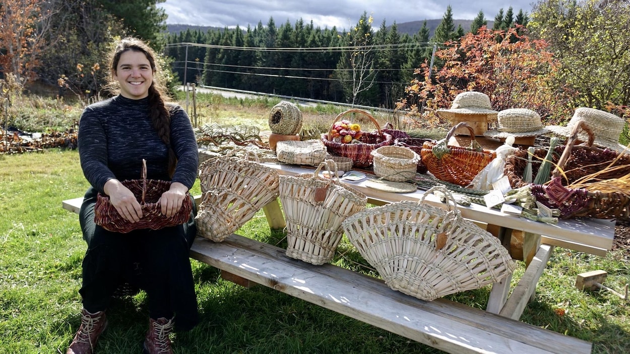 Laurence Thiffault est entourée de ses produits tissés avec des végétaux : des paniers, des chapeaux et des accessoires aromatiques.