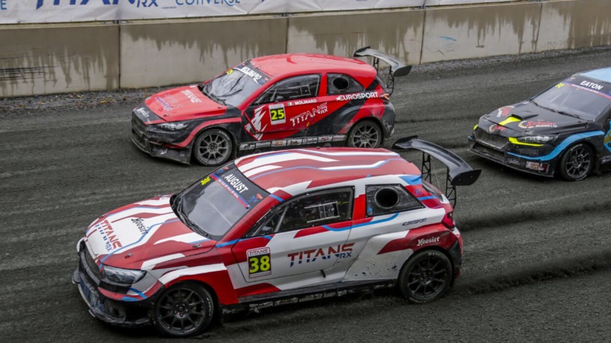 Des voitures sur un circuit de course.