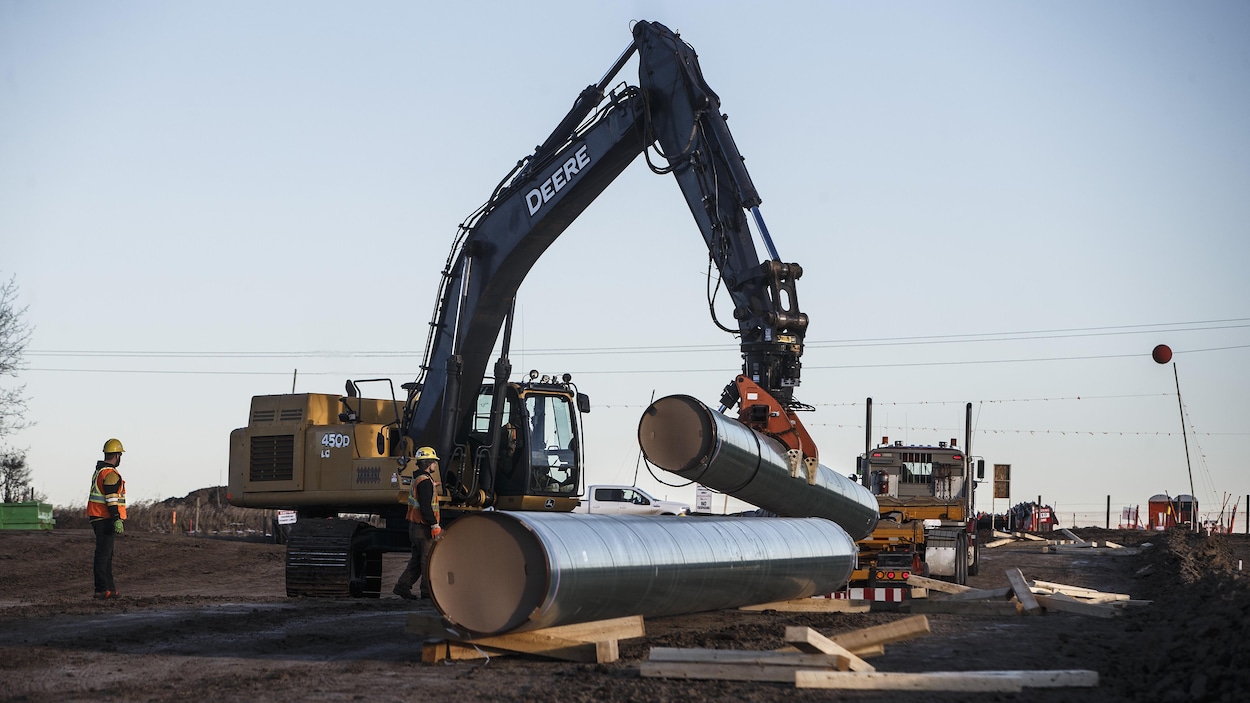 Des travailleurs sur le chantier du pipeline Trans Mountain.