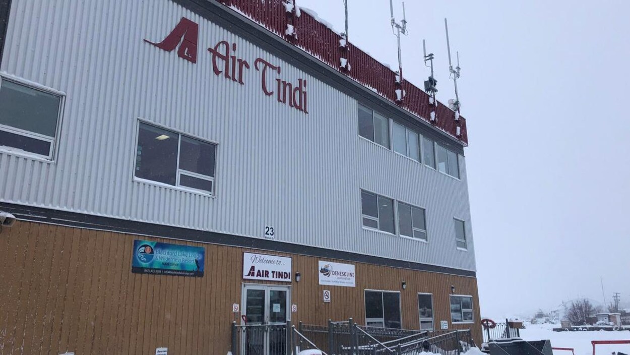 Édifice, en hiver, avec plusieurs antennes sur le toit.