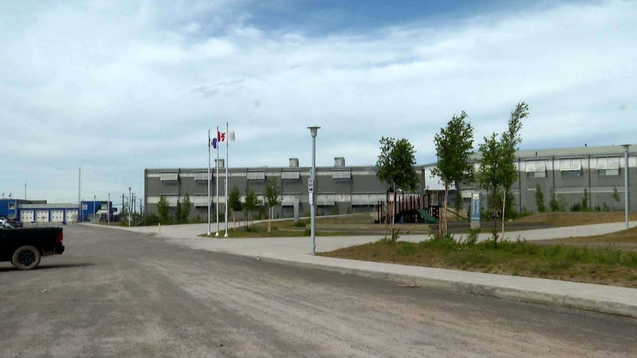 Licenciements d’enseignants à Inuvik : le GTNO dit plancher sur des solutions