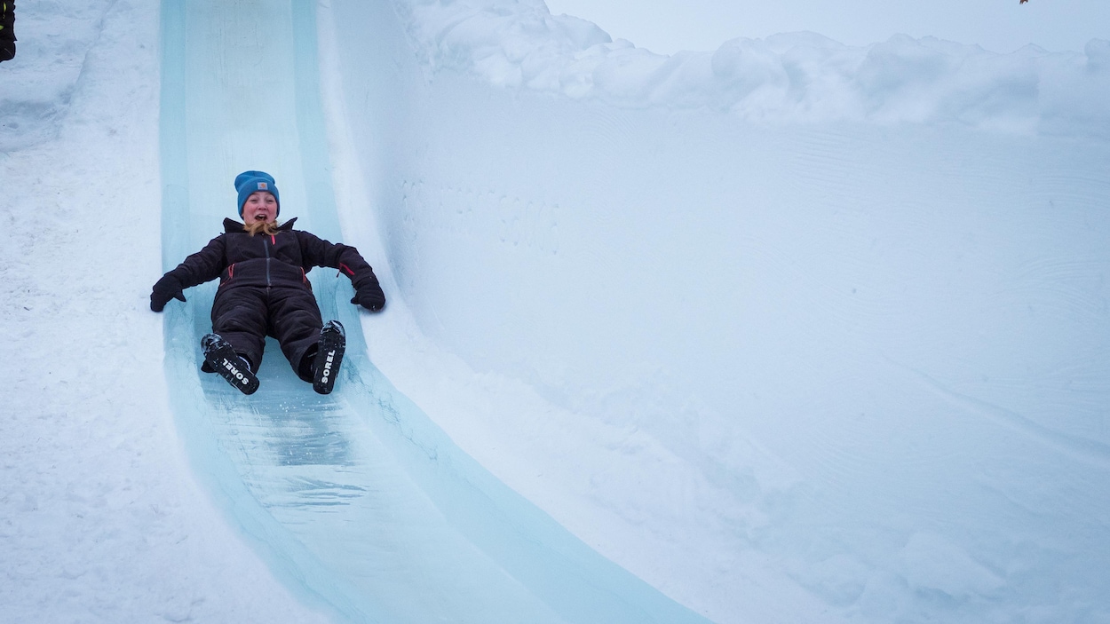 Une glissade de glace géante s’installe pour l’hiver à Fort Saskatchewan