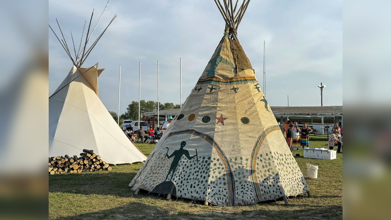 Une toile de tipi volée revient dans sa communauté 100 ans plus tard