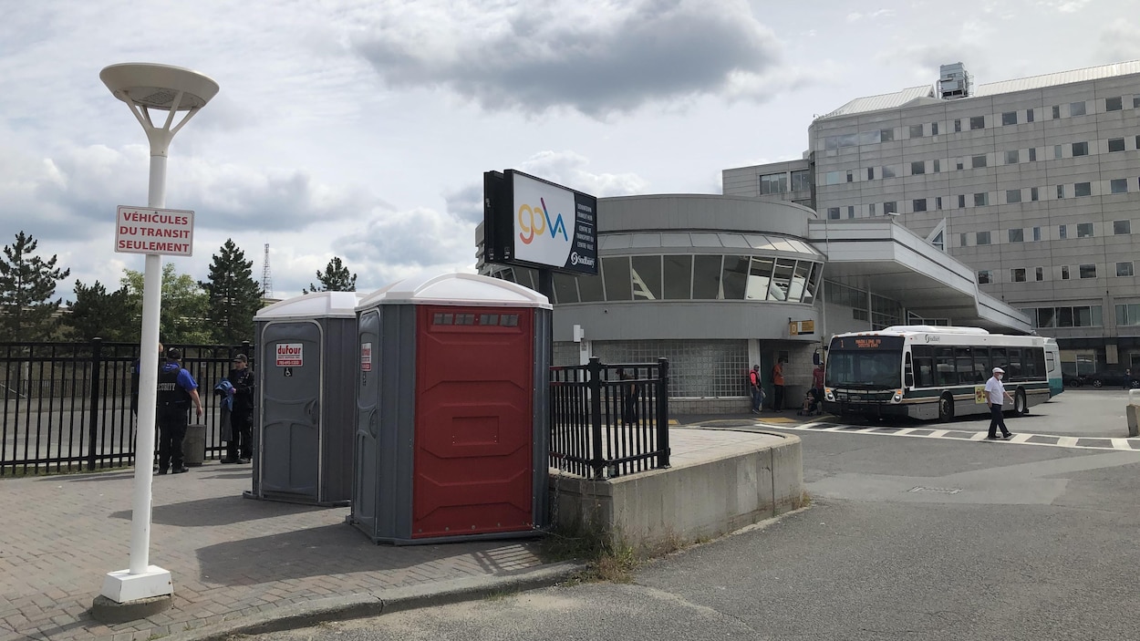 Des toilettes temporaires au Centre de transport des autobus municipaux du Grand Sudbury.