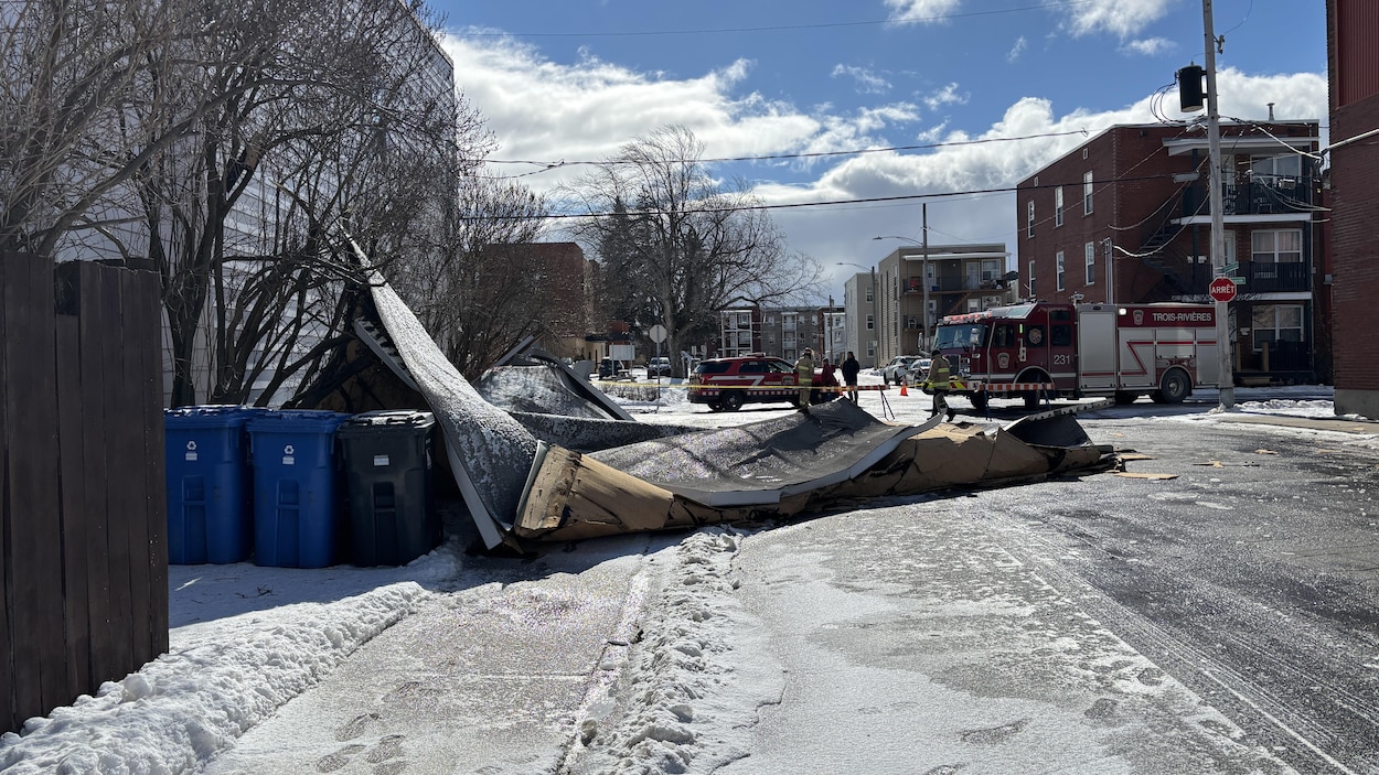 Une toiture arrachée par le fort vent à Trois-Rivières