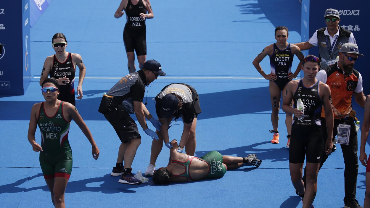 La Mexicaine Cecilia Perez s'effondre après avoir participé à une épreuve test de triathlon féminin à Tokyo, le jeudi 15 août 2019.