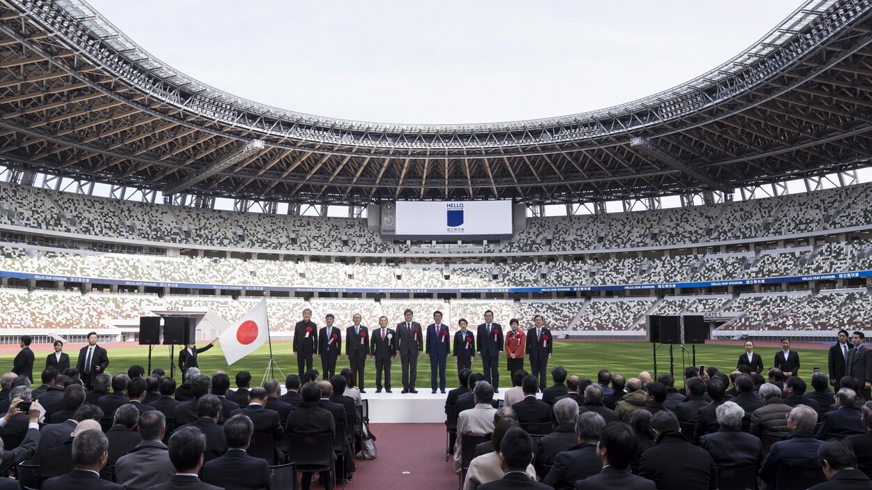 Les autorités japonaises présentés au podium.