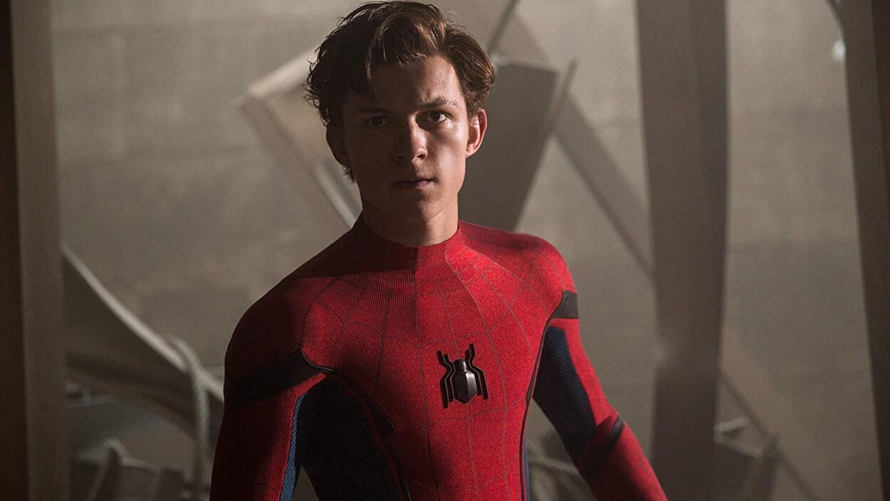 Tom Holland porte son costume de Spider-Man, sans le masque.
