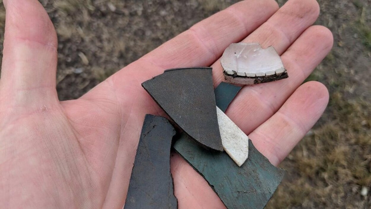 Des morceaux de plastique dans la main d'une personne.