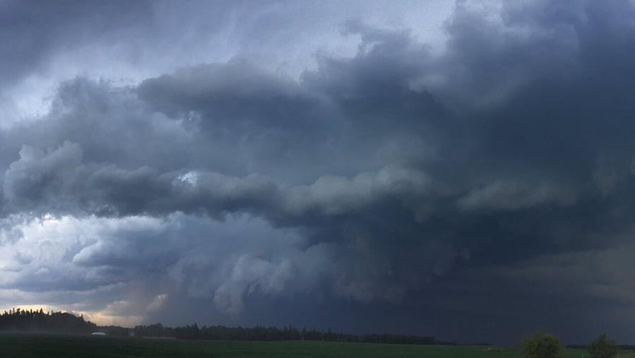 Un grand nuage sombre près du sol.