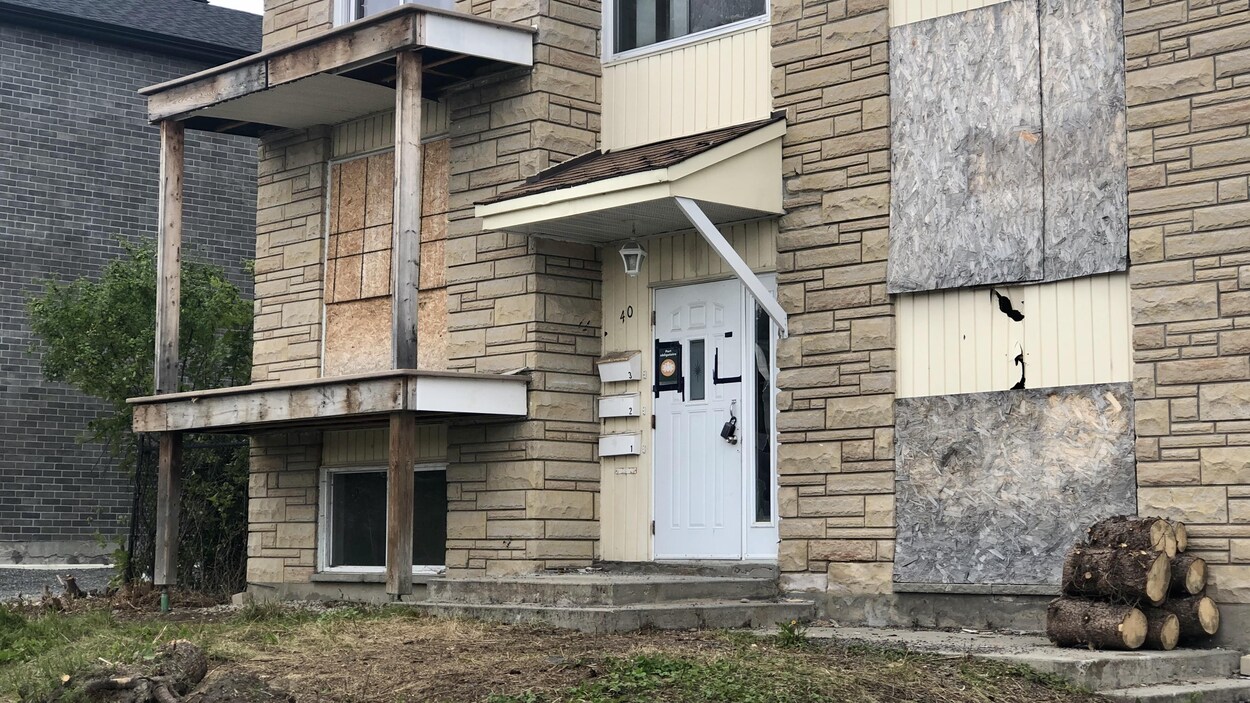 Un immeuble résidentiel placardé.