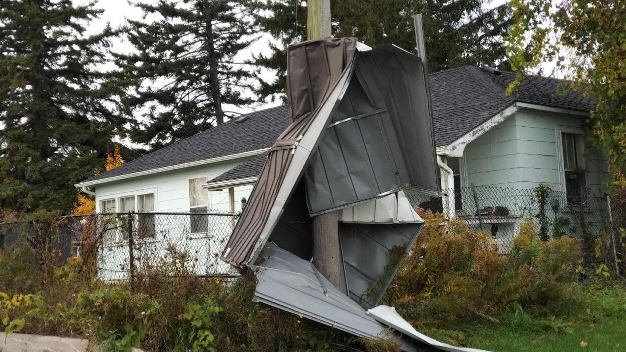 Un hangar enroulé autour d'un poteau téléphonique par des vents qui montaient jusqu'à 130 km / h.