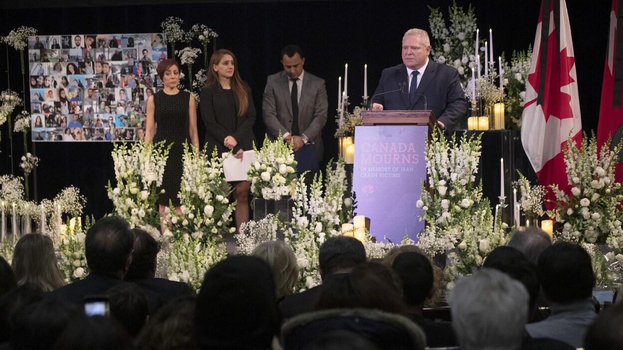 Doug Ford s'adresse à une foule derrière un lutrin entouré de fleurs.