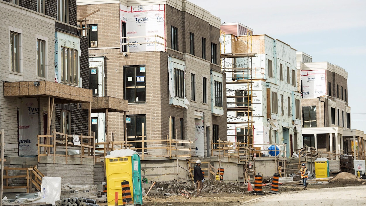 Un complexe immobilier résidentiel en construction à Toronto.