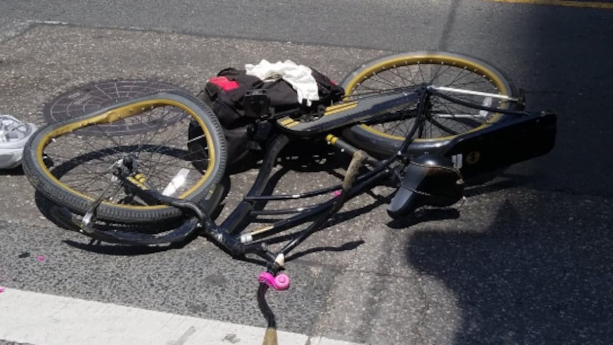 Photo d'un vélo à la roue avant déformée