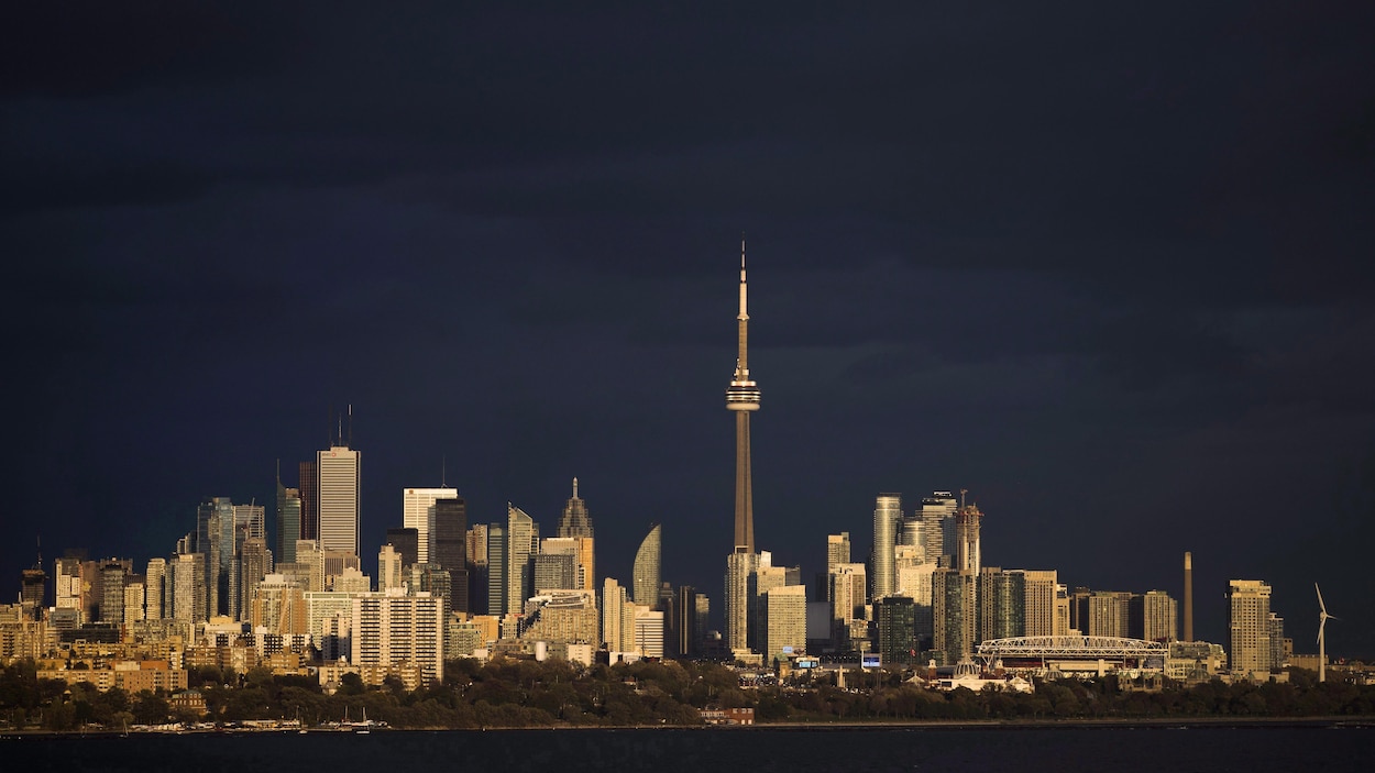 La Tour CN et les édifices du centre-ville de Toronto sous un ciel sombre La Tour CN et les édifices du centre-ville de Toronto sous un ciel sombre