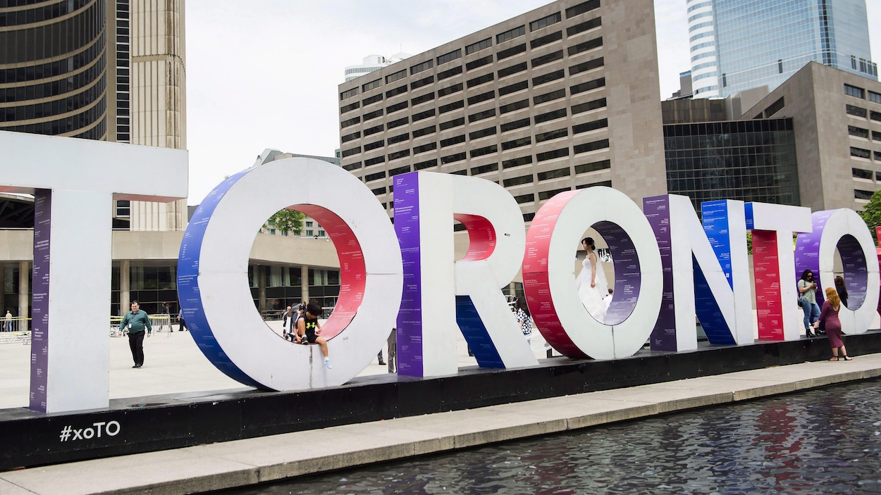 Vue de la place de l'hôtel de ville et de l'enseigne aux lettres géantes de Toronto.